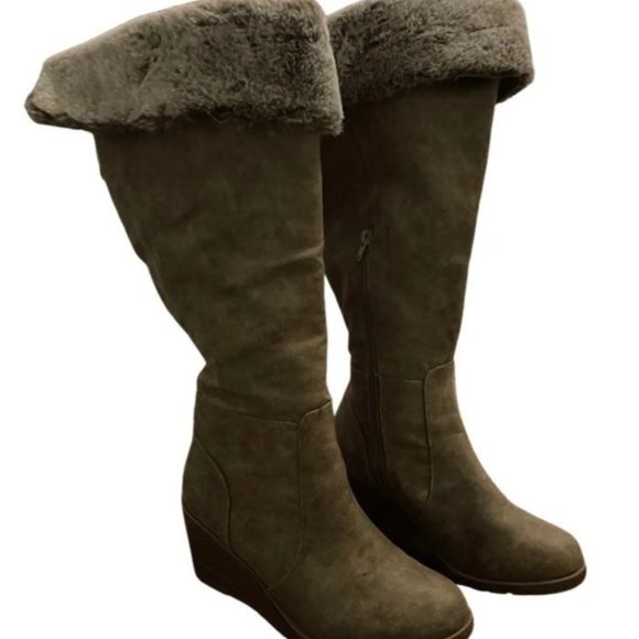 Boots - Picture 2 of 5